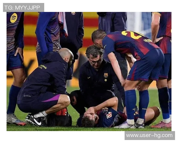 费尔明回乡参加巴萨球迷协会成立活动与球迷亲密互动签名留念 费尔明回乡参加巴萨球迷协会成立活动与球迷亲密互动签名留念